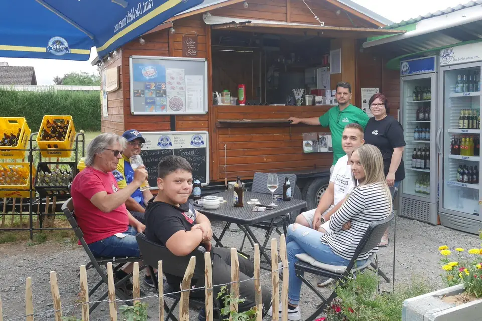 Im April 2021 eröffnete Beate Schell (hinten rechts) die Rad- und Raststation am Mühlgraben. Foto: Brosch